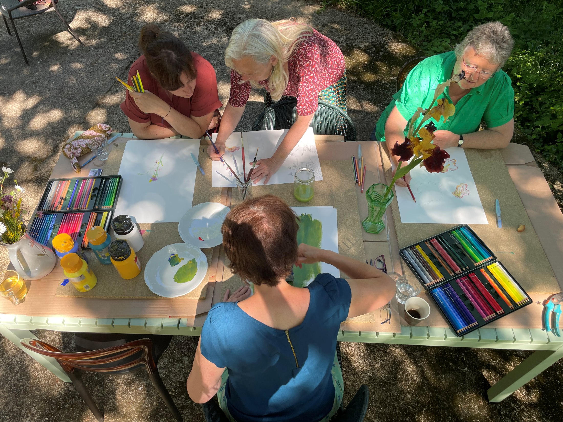 Teaching how botanical drawing on creative holiday in France